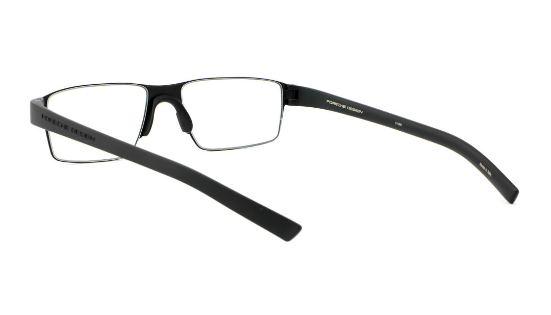 Een zwarte leesbril van Porsche Design met schuin aanzicht.