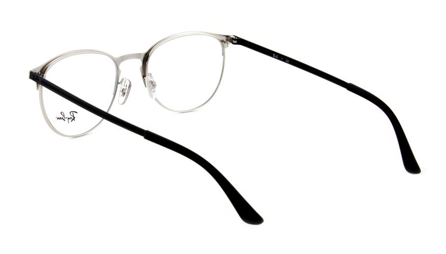 Zij-aanzicht van zwarte Ray-Ban leesbril met zilveren zijkant