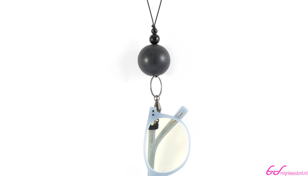 Een zwarte ronde metalen brilketting van EyesOnOff.
